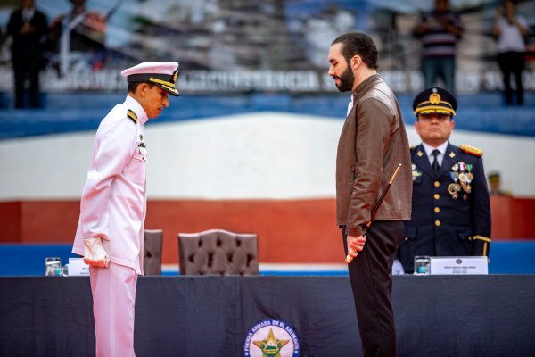 RECIBE BASTON DE MANDO DE LAS FUERZAS ARMADAS 4