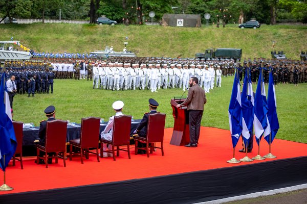 RECIBE BASTON DE MANDO DE LAS FUERZAS ARMADAS 3