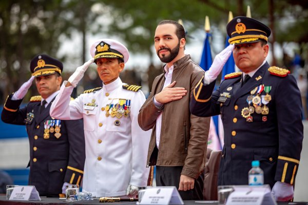 RECIBE BASTON DE MANDO DE LAS FUERZAS ARMADAS 2