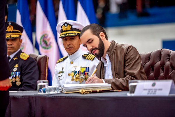 RECIBE BASTON DE MANDO DE LAS FUERZAS ARMADAS 1