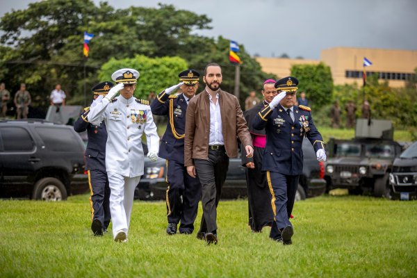 RECIBE BASTON DE MANDO DE LAS FUERZAS ARMADAS