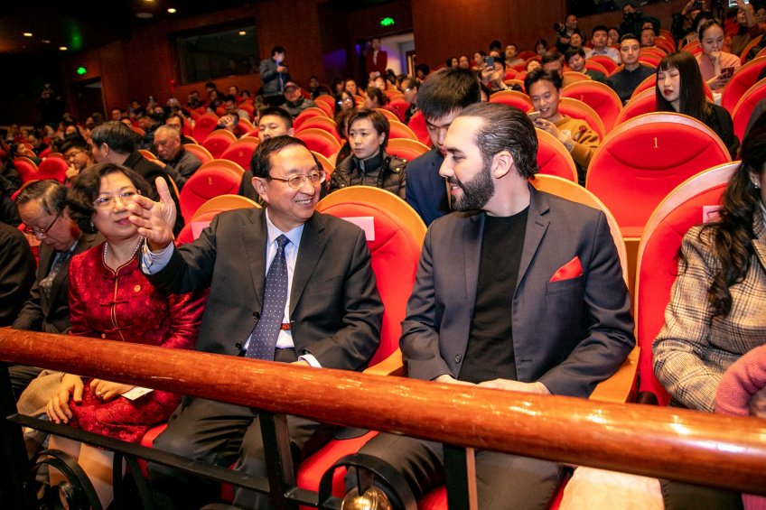 Asiste a Presentación en Teatro chino1