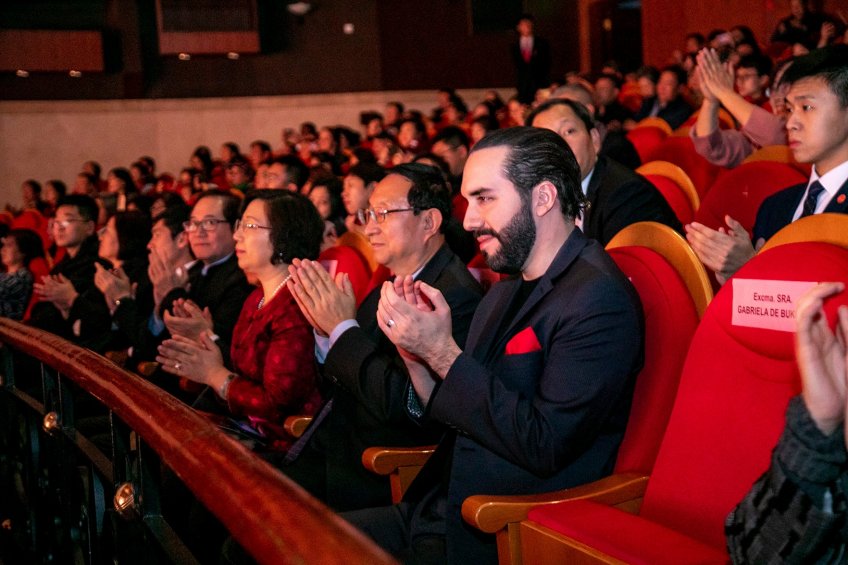 Asiste a Presentación en Teatro chino6