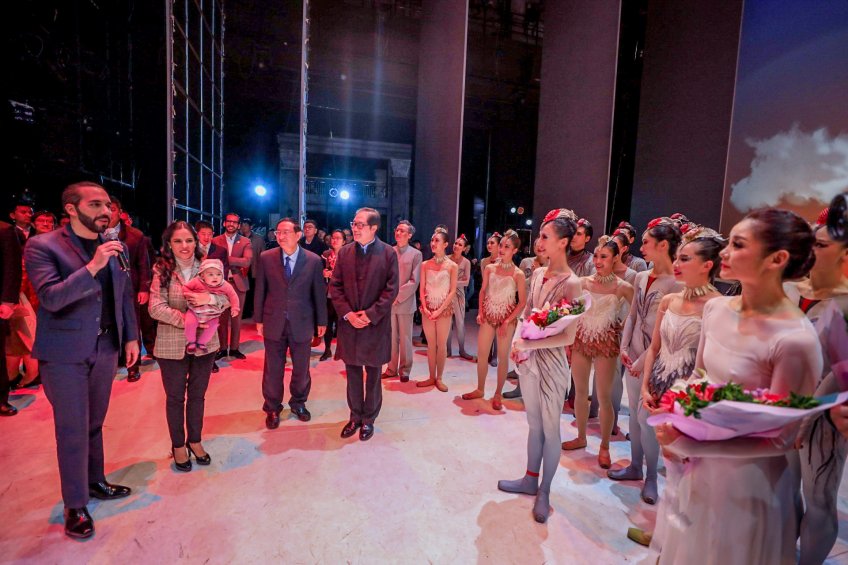 Asiste a Presentación en Teatro  chino8