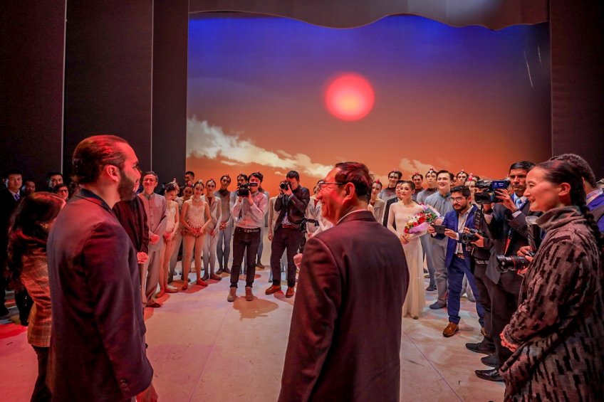 Asiste a Presentación en Teatro chino9